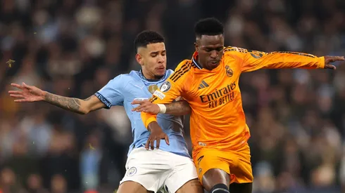 Savinho e Vini Jr disputam a bola em Manchester City x Real Madrid. Foto: Carl Recine/Getty Images