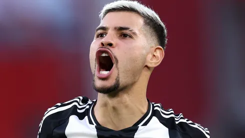 Barcelona e Manchester City podem ver Bruno Guimarães assinar com outra grande potência (Photo by Alex Livesey/Getty Images)