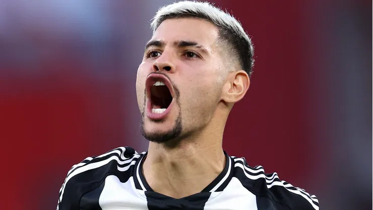 Barcelona e Manchester City podem ver Bruno Guimarães assinar com outra grande potência (Photo by Alex Livesey/Getty Images)