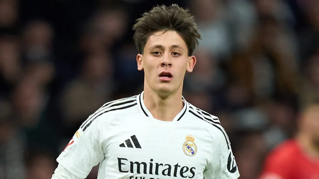 Arda Güler, alvo do Arsenal, em campo, de camisa branca do Real Madrid (Photo by Angel Martinez/Getty Images)
