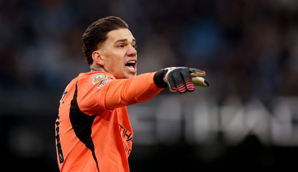 Ederson acena com a mão
