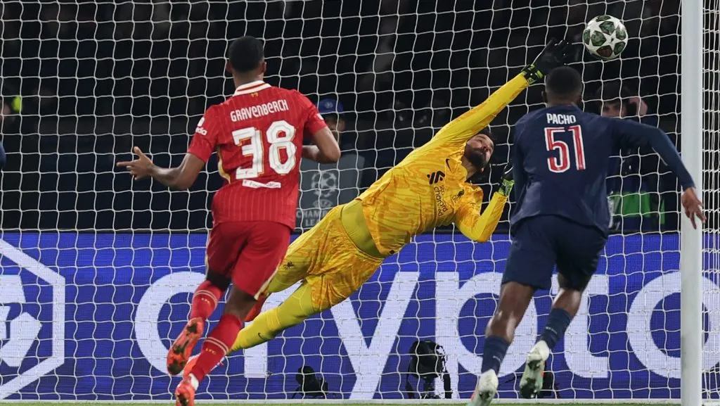 Alisson Becker, do Liverpool, realiza uma defesa durante a partida de ida das oitavas de final da UEFA Champions League 2024/25 entre Paris Saint-Germain e Liverpool FC no Parc des Princes em 5 de março de 2025, em Paris, França. (Foto por Julian Finney/Getty Images)