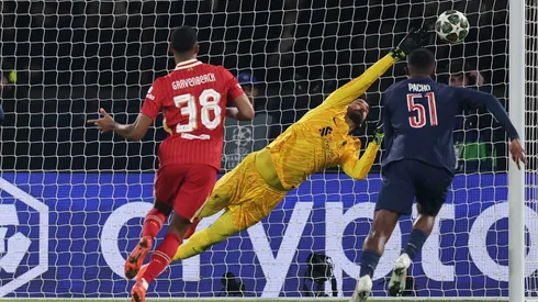 Alisson vs PSG. (Foto por Julian Finney/Getty Images)