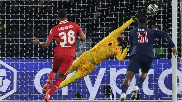 Alisson vs PSG. (Foto por Julian Finney/Getty Images)
