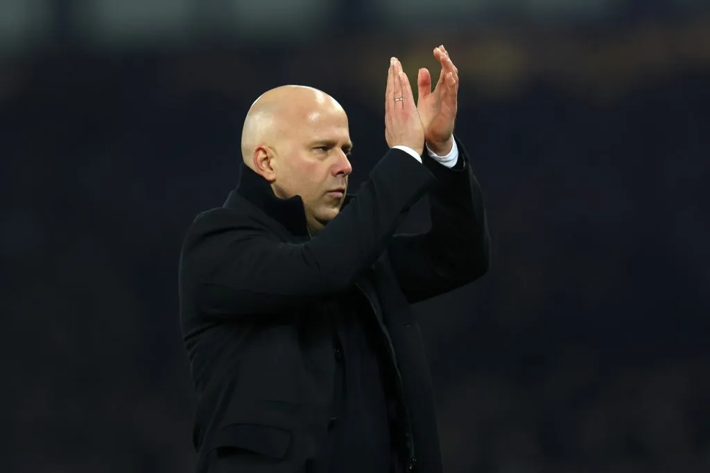 Arne Slot bate palmas