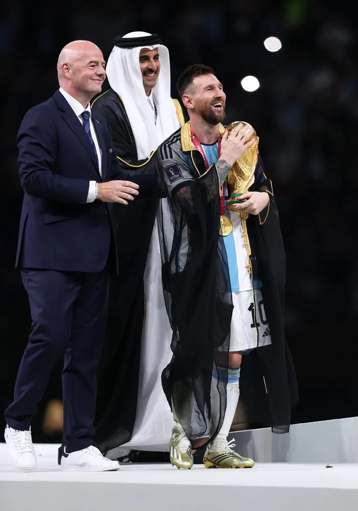 Presidente da Fifa entrega troféu da Copa do Mundo para Messi. Foto: Julian Finney/Getty Images