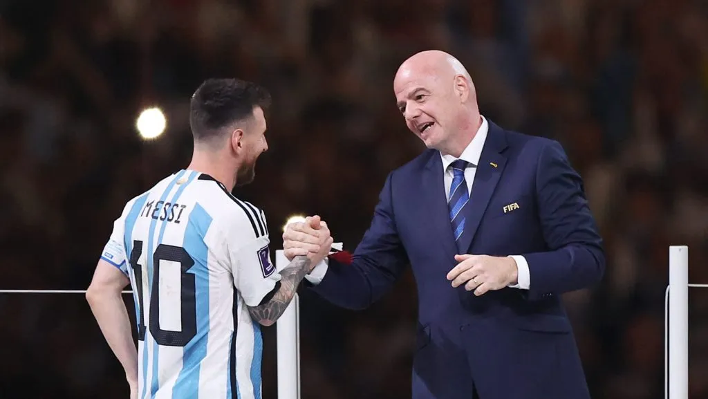 Presidente da Fifa com Lionel Messi. Foto: Catherine Ivill/Getty Images