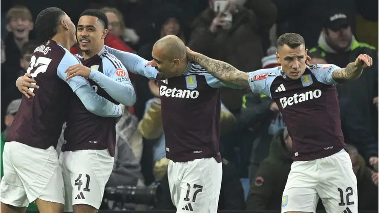 O Chelsea intensifica os esforços para contratar Morgan Rogers, jovem destaque do Aston Villa, em uma janela de transferências marcada por estratégias cautelosas e restrições orçamentárias. (Foto de Clive Mason/Getty Images)