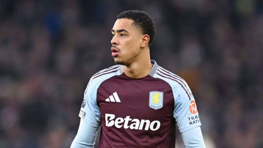 Jacob Ramsey, do Aston Villa, observa durante a partida da Premier League entre Aston Villa FC e Leicester City FC no Villa Park, em 4 de janeiro de 2025, em Birmingham, Inglaterra. (Foto de Michael Regan/Getty Images)