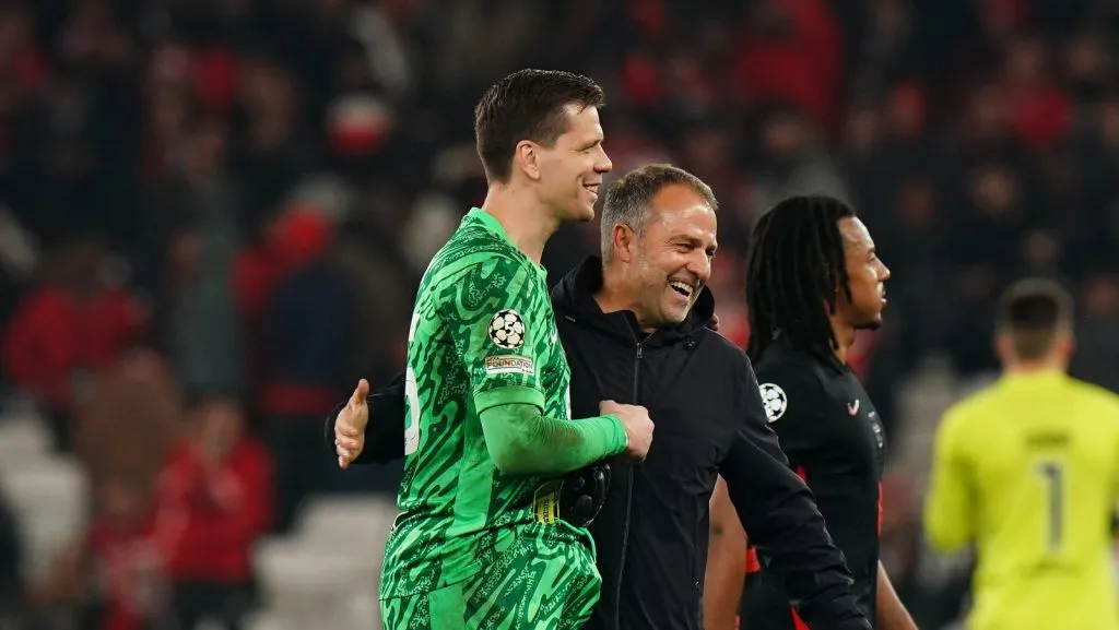 Hansi Flick, técnico do FC Barcelona, comemora com Wojciech Szczęsny, do FC Barcelona, após a partida de ida das oitavas de final da UEFA Champions League 2024/25 entre SL Benfica e FC Barcelona no Estádio da Luz, em 5 de março de 2025, em Lisboa, Portugal. (Foto de Gualter Fatia/Getty Images)
