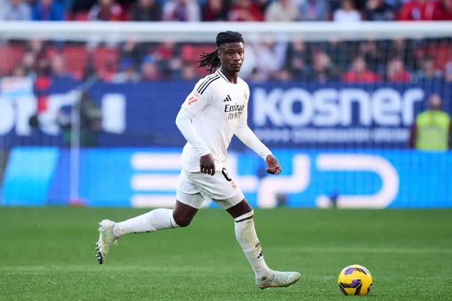 Camavinga, em campo, de camisa branca, do Real Madrid. (Photo by Juan Manuel Serrano Arce/Getty Images)