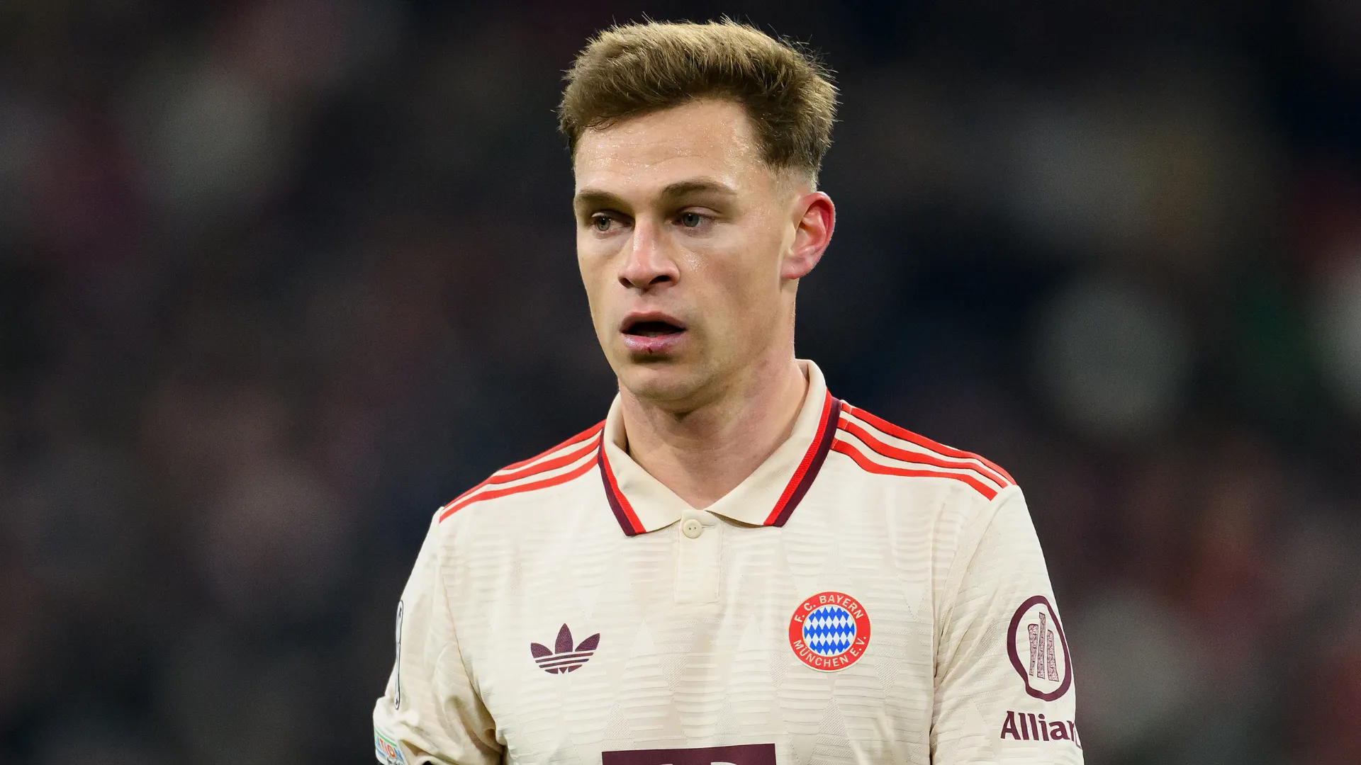 Kimmich, especulado em Barcelona e Real Madrid, em campo pelo Bayern. Foto: Matthias Hangst/Getty Images