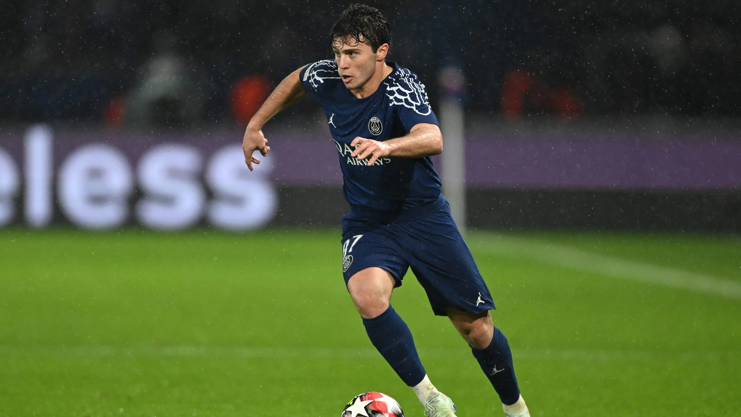 João Neves em ação pelo PSG. (Photo by Mike Hewitt/Getty Images)