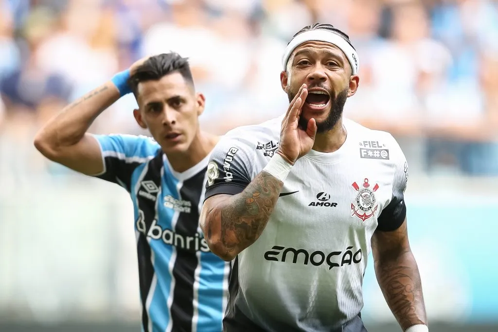 Memphis no duelo diante do Grêmio, em 2024 (Photo by Pedro H. Tesch/Getty Images)