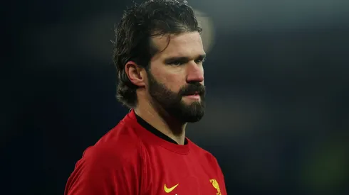 Alvo de Barcelona e Bayern, Alisson, do Liverpool, escolhe em qual clube quer jogar (Photo by Alex Pantling/Getty Images)