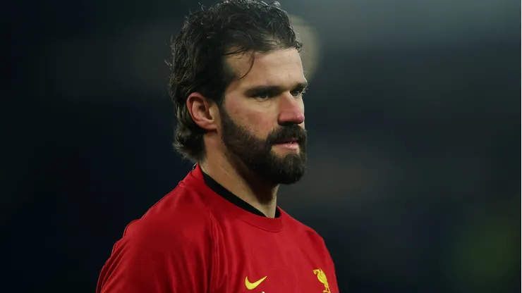 Alvo de Barcelona e Bayern, Alisson, do Liverpool, escolhe em qual clube quer jogar (Photo by Alex Pantling/Getty Images)