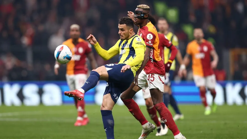 Kostic em jogo do Fenerbahçe. Foto: Ahmad Mora/Getty Images