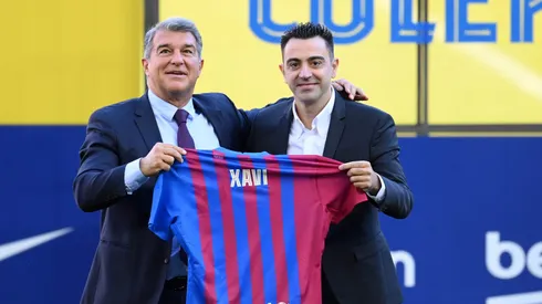 Xavi pega todos de surpresa e topa assumir o comando de rival do Barcelona. (Photo by David Ramos/Getty Images)