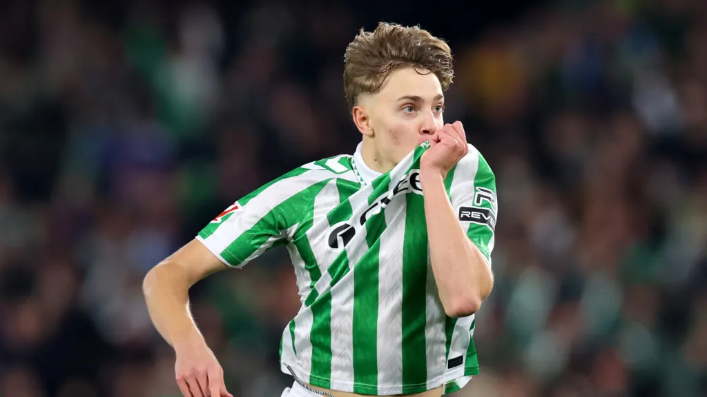 Jesús Rodríguez comemora com a camisa do Real Betis (Photo by Fran Santiago/Getty Images)