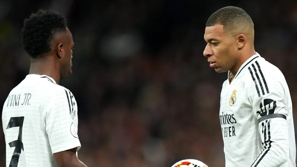 Kylian Mbappé entrega a bola ao companheiro de equipe Vinicius Junior, do Real Madrid, durante a partida da Copa do Rei entre Real Madrid e Celta de Vigo, no Estádio Santiago Bernabéu, em 16 de janeiro de 2025, em Madri, Espanha. (Foto de Angel Martinez/Getty Images)