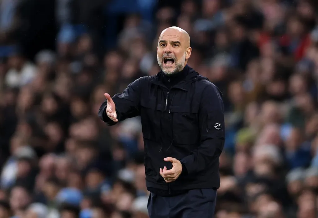 Guardiola de casaco preto