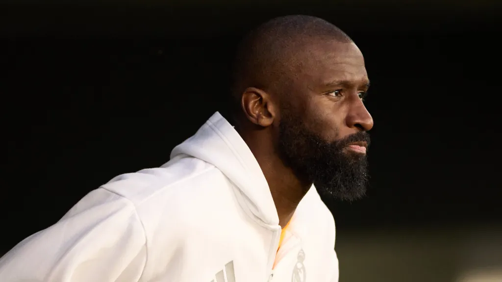 Antonio Rüdiger antes de partida pelo Real Madrid (Photo by Fran Santiago/Getty Images)