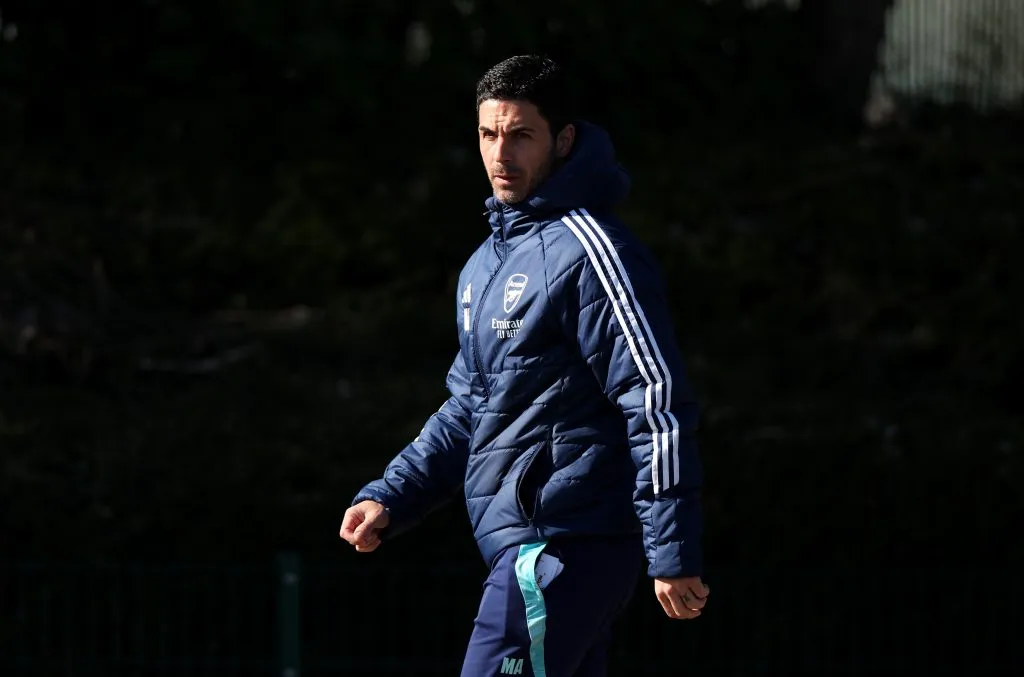 Arteta de casaco do Arsenal