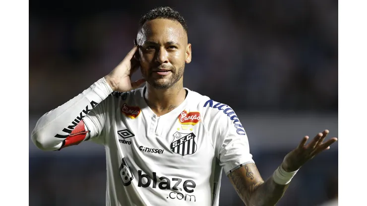 Neymar em campo pelo Santos (Photo by Miguel Schincariol/Getty Images)