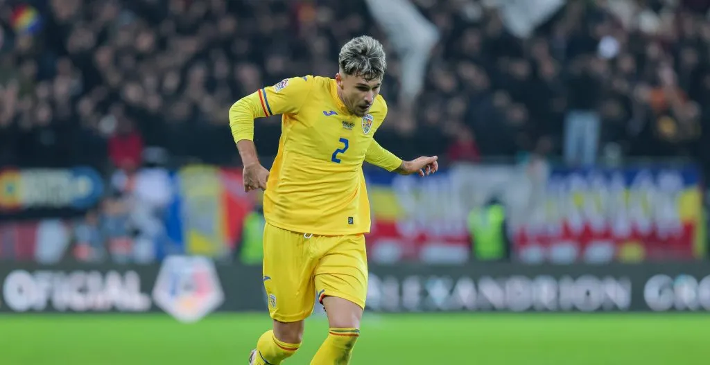 Andrei Ratiu em campo pela Romênia (Vasile Mihai-Antonio/Getty Images)