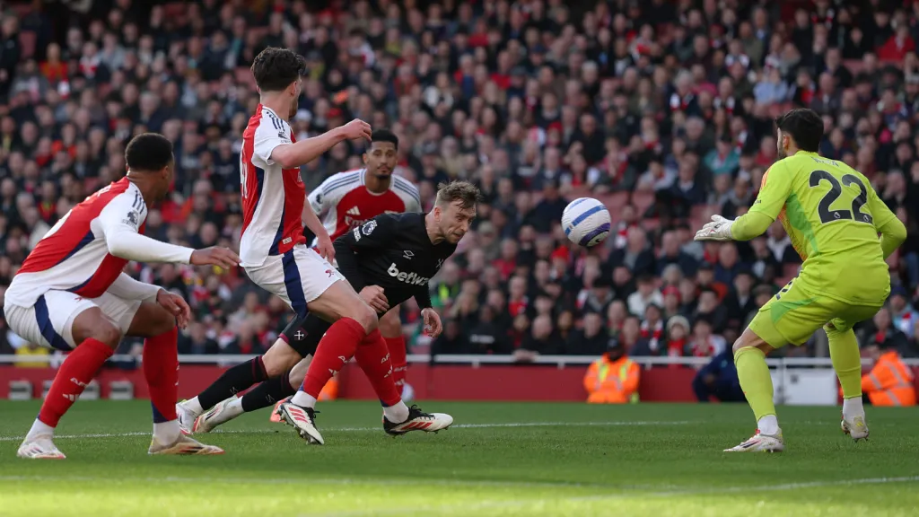 Raya, goleiro do Arsenal, durante jogo contra o Manchester United (Photo by Julian Finney/Getty Images)