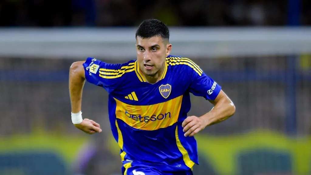Rodrigo Battaglia, do Boca Juniors, conduz a bola durante uma partida do Torneio Apertura Betano 2025, Grupo A, entre Boca Juniors e Argentinos Juniors no Estádio Alberto J. Armando, em 26 de janeiro de 2025, em Buenos Aires, Argentina. (Foto de Marcelo EndelliGetty Images)