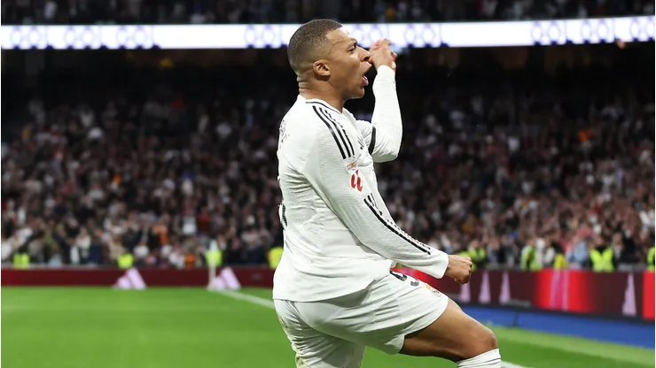 Kylian Mbappé brilhou novamente no último domingo, marcando um gol decisivo na vitória por 2 a 1 do Real Madrid contra o Rayo Vallecano. (Foto de Florencia Tan Jun/Getty Images)