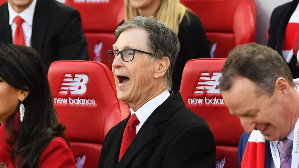 Dono do Liverpool aparece feliz após acordo no clube inglês