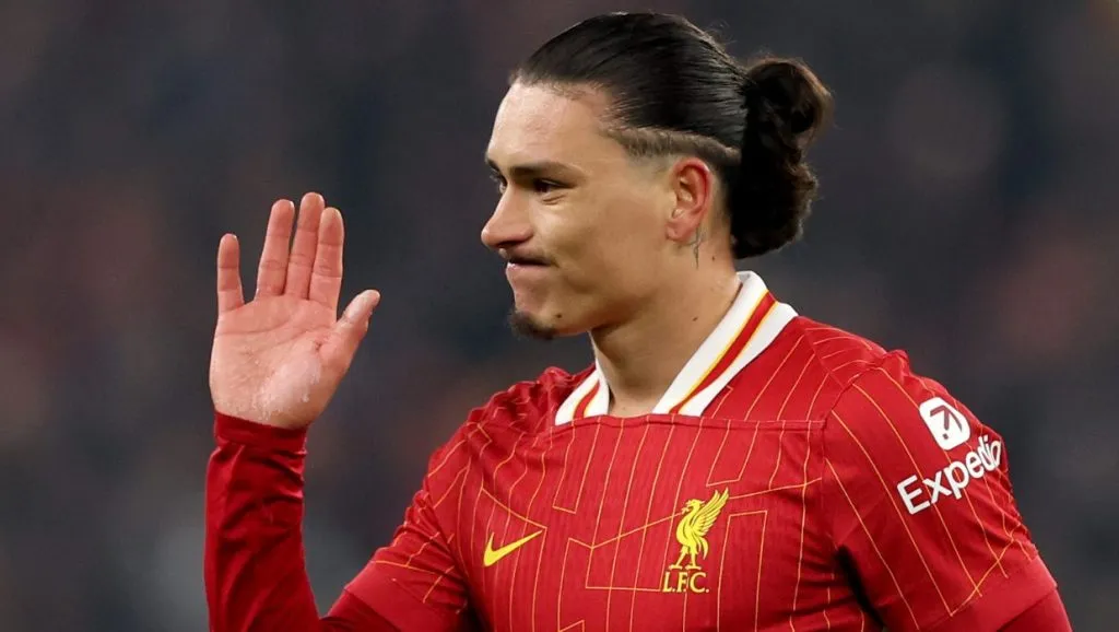 Darwin Núñez, em campo, com a camisa vermelha do Liverpool. (Photo by Carl Recine/Getty Images)