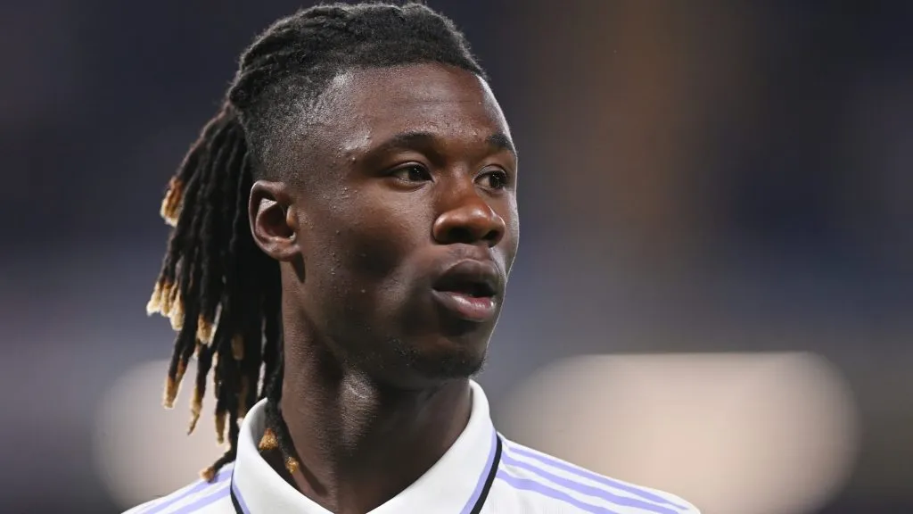 Camavinga, em campo, de camisa branca, com escudo do Real Madrid. (Photo by Michael Regan/Getty Images)