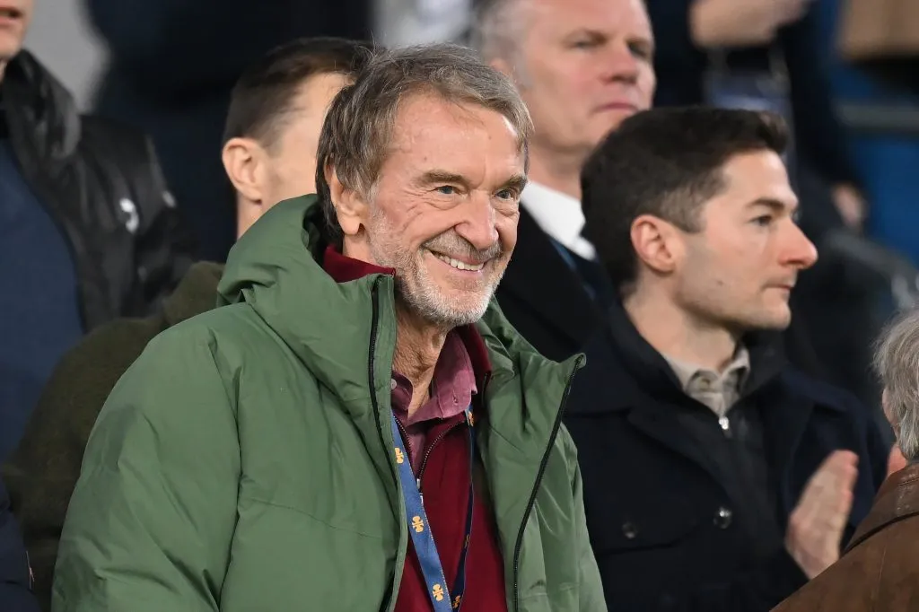 Sir Jim Ratcliffe, dono do Manchester United, de jaqueta verde (Photo by Michael Regan/Getty Images)