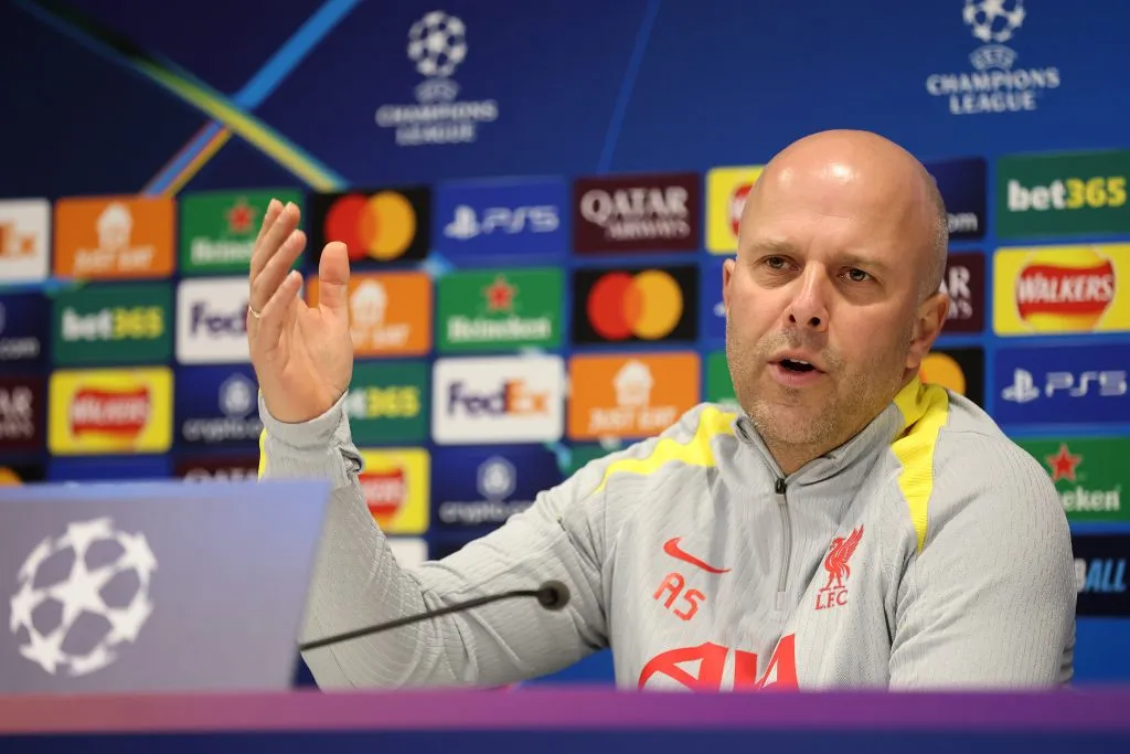 Arne Slot em entrevista