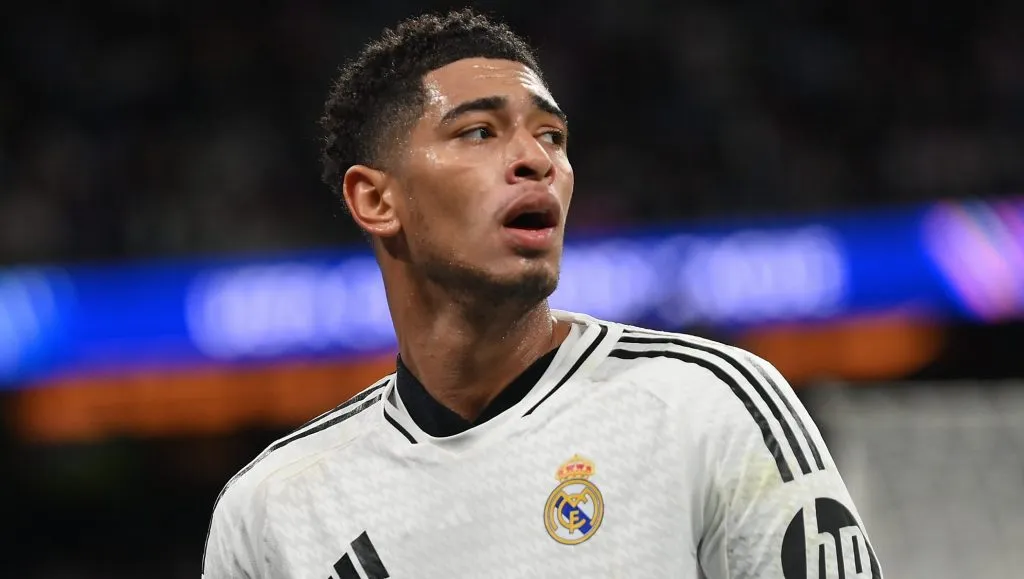 Bellingham, em campo, com a camisa branca do Real Madrid. (Photo by Denis Doyle/Getty Images)