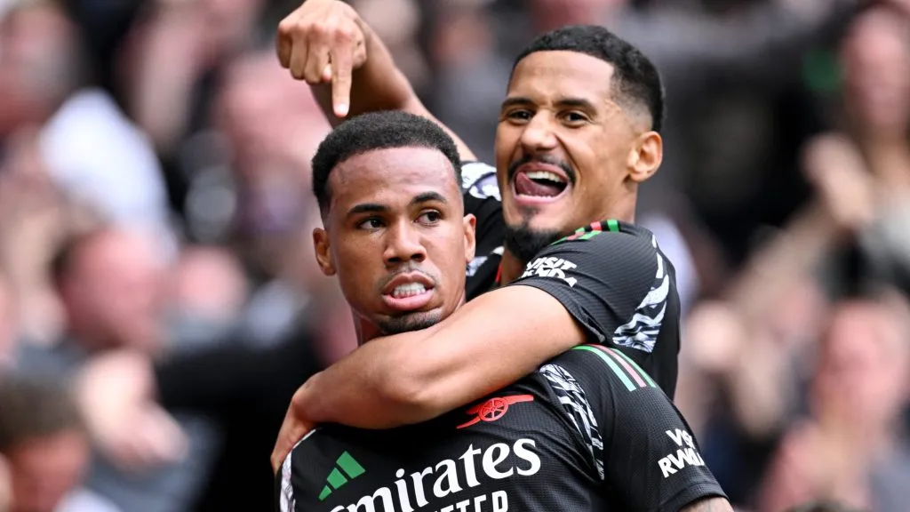 Gabriel Magalhães e William Saliba, em campo, com camisa preta, pelo Arsenal. (Photo by Justin Setterfield/Getty Images)