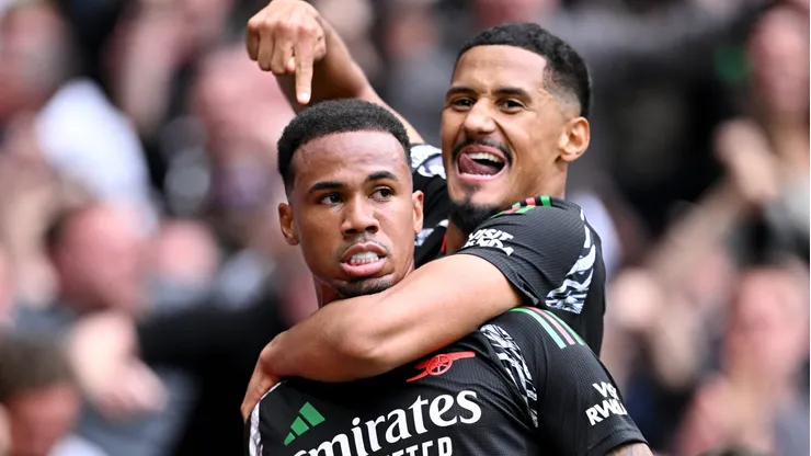 Gabriel Magalhães e William Saliba pelo Arsenal (Photo by Justin Setterfield/Getty Images)