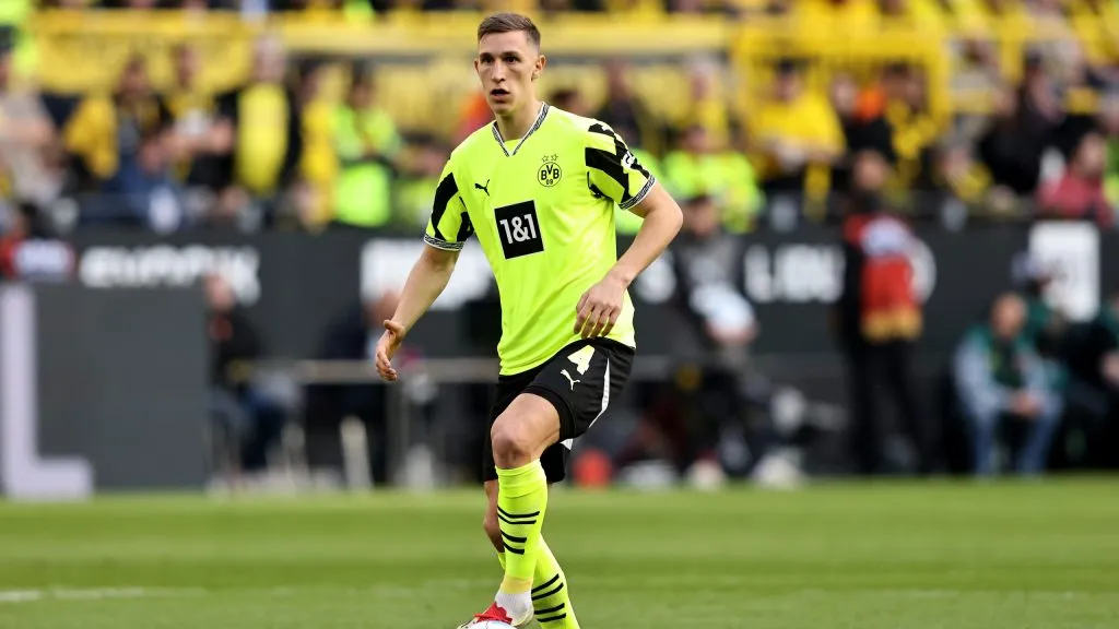 Nico Schlotterbeck em jogo do Borussia Dortmund. Foto: Christof Koepsel/Getty Images