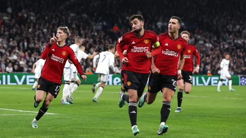 Garnacho, Bruno Fernandes e Dalot comemorando gol pelo Manchester United. Foto: Maja Hitij