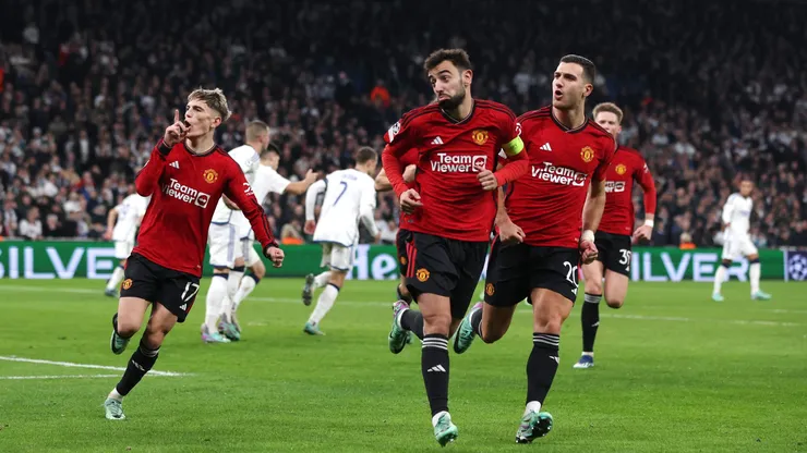 Garnacho, Bruno Fernandes e Dalot comemorando gol pelo Manchester United. Foto: Maja Hitij