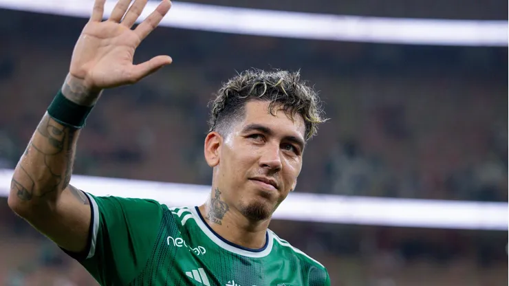 Roberto Firmino descarta o Corinthians e marca reunião para assinar com time vermelho. (Photo by Yasser Bakhsh/Getty Images)