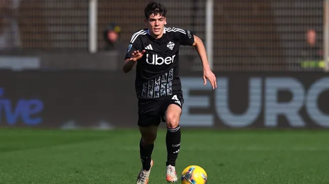 Álex Valle em jogo do Como. Foto: Francesco Scaccianoce/Getty Images