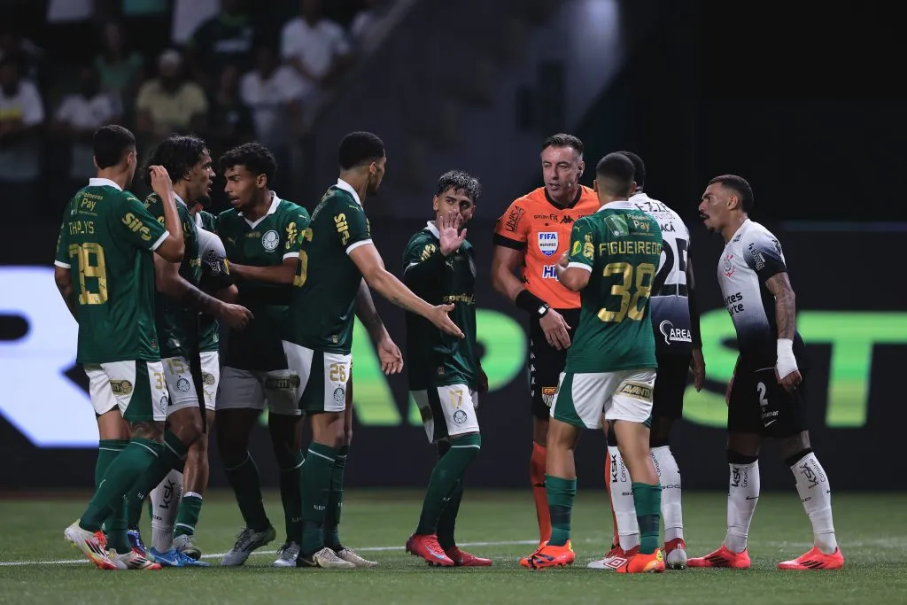 jogadores de Palmeiras e Corinthians, em campo.  Foto: Ettore Chiereguini/AGIF