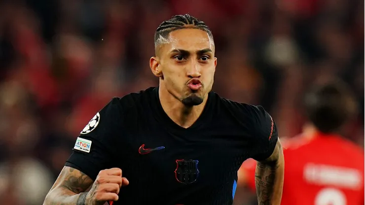 Titular do Barcelona diz que Raphinha e outro craque são candidatos à Bola de Ouro.