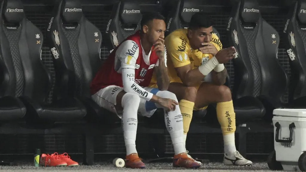 Neymar sentado no banco