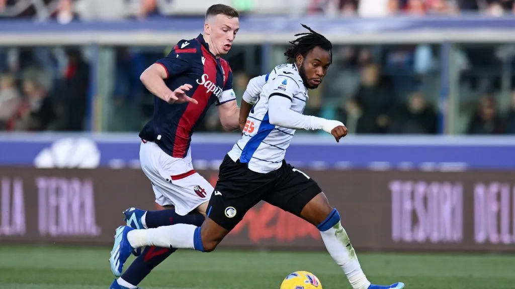 Lewis Ferguson e Lookman em jogo do Campeonato Italiano. Foto: Alessandro Sabattini/Getty Images