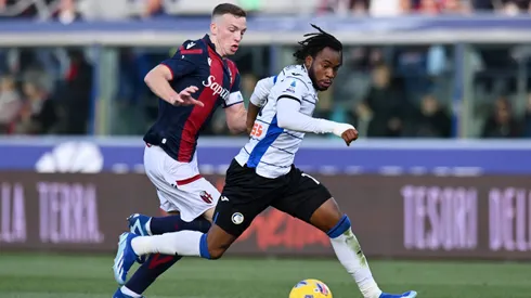 Lewis Ferguson e Lookman em jogo do Campeonato Italiano. Foto: Alessandro Sabattini